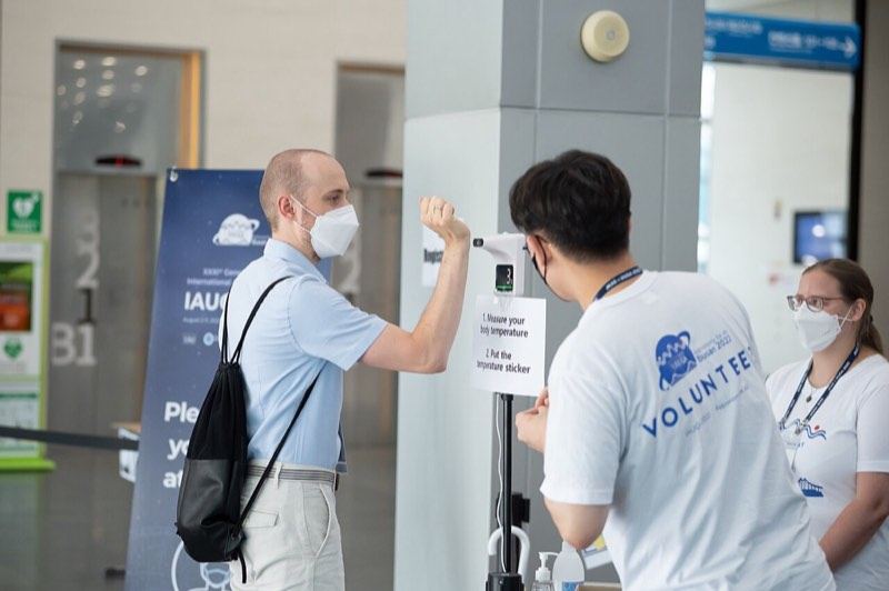 Contactless temperature screening at an access control point